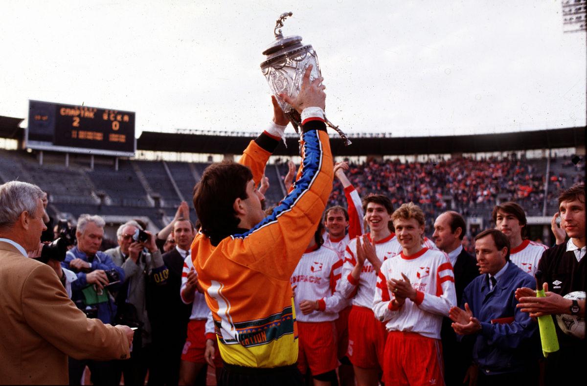 los jugadores del Spartak de Moscú celebrando el título de Copa de la URSS de 1992 en el estadio Lenin de Moscú. -Spartak