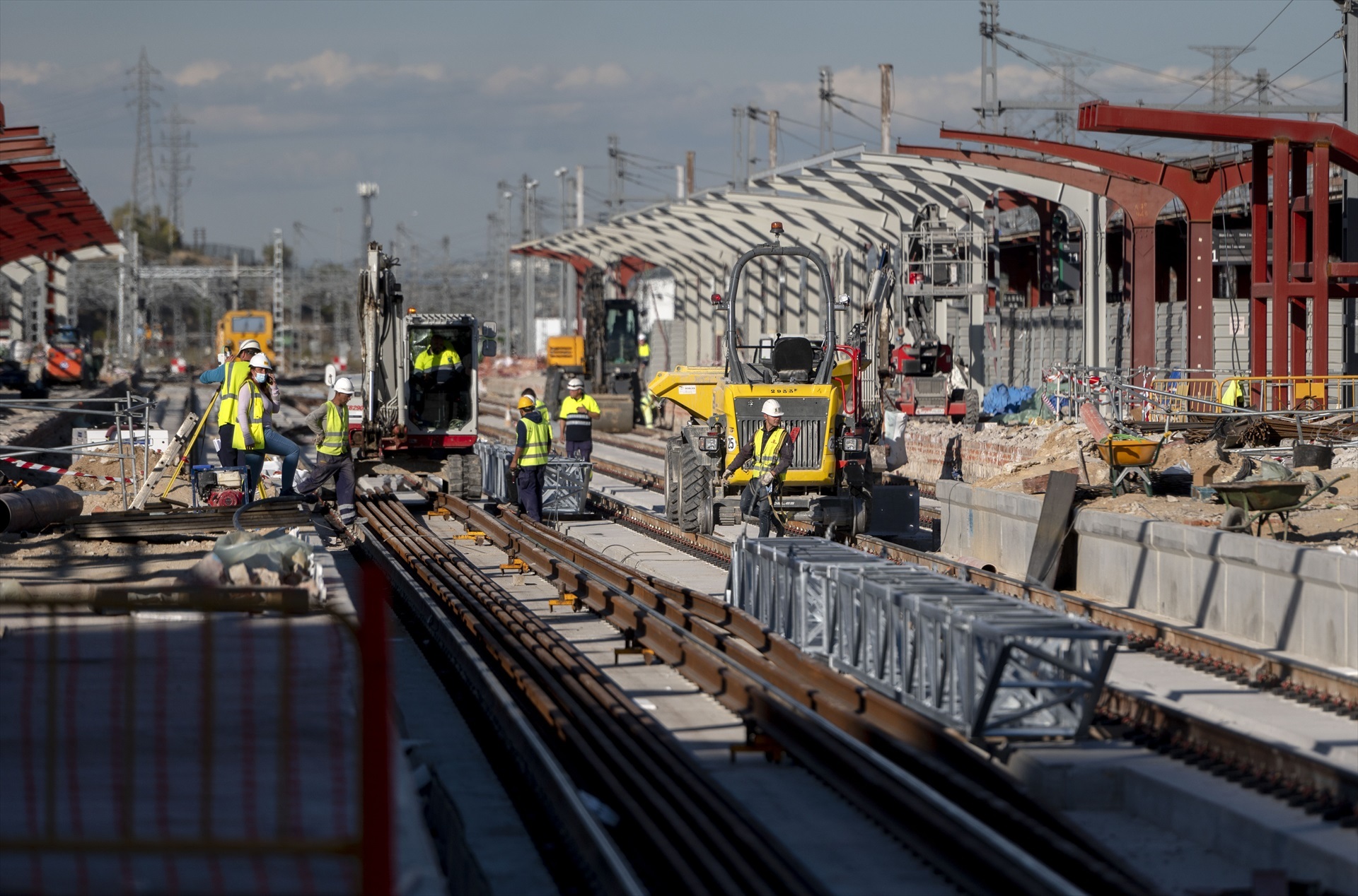 Varios obreros trabajan en las obras de la Estación de Chamartín, uno de los proyectos del Plan de Recuperación en la Estación de Chamartín, a 25 de octubre de 2021, en Madrid (España). Foto: Alberto Ortega / Europa Press