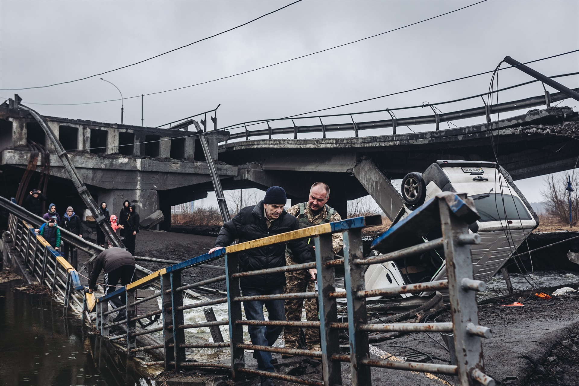 Un hombre mayor cruza el río tras el bombardeo de un puente en Irpin, a 2 de marzo de 2022, en Irpin (Ucrania). Foto: Diego Herrera / Europa Press