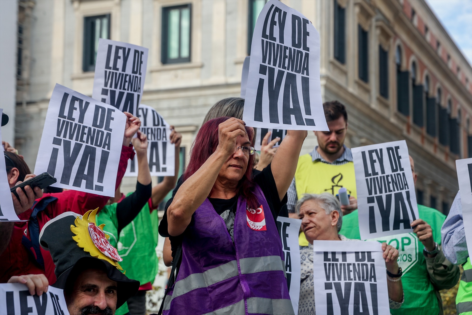 Activistas de Amnistía Internacional con pancartas se manifiestan frente al Congreso de los Diputados para denunciar los retrasos en la Ley de Vivienda en Madrid (España). Foto: Ricardo Rubio / Europa Press