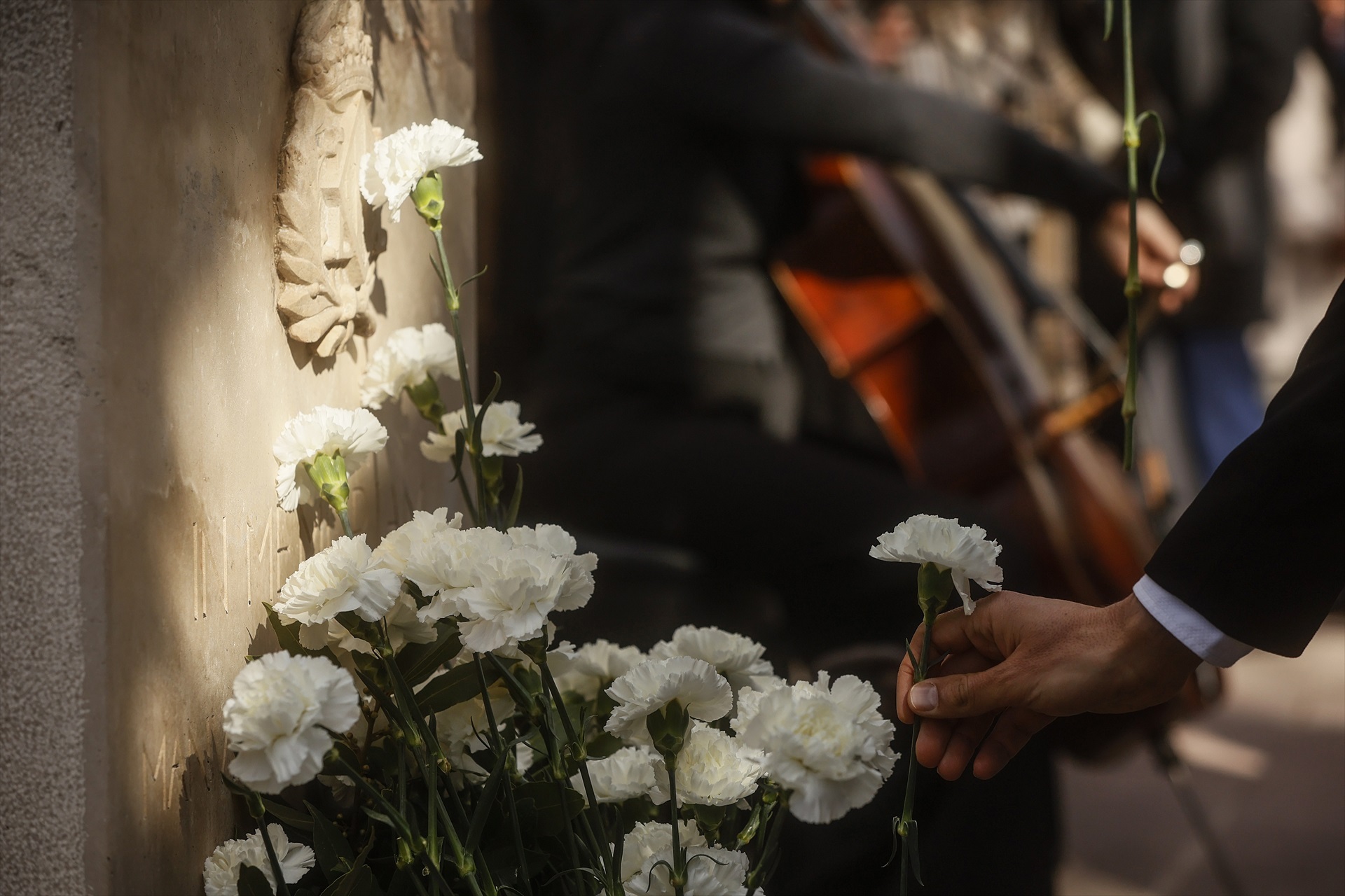 Una persona pone una flor en la lápida en memoria del profesor Manuel Broseta con motivo del XXXI aniversario de su asesinato, a 13 de enero de 2023, en Valencia, Comunidad Valenciana (España). Foto: Rober Solsona / Europa Press