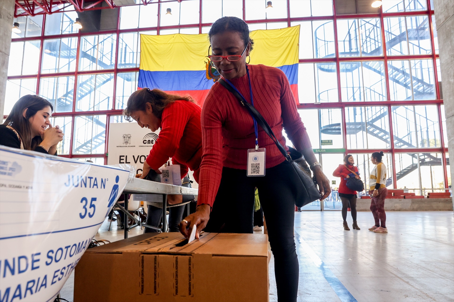 Ciudadanas ecuatorianas votan, por separado de los hombres, para las elecciones generales de su país en el Pabellón de Cristal de la Casa de Campo en Madrid, a 5 de febrero de 2023, España. Foto: Ricardo Rubio / Europa Press