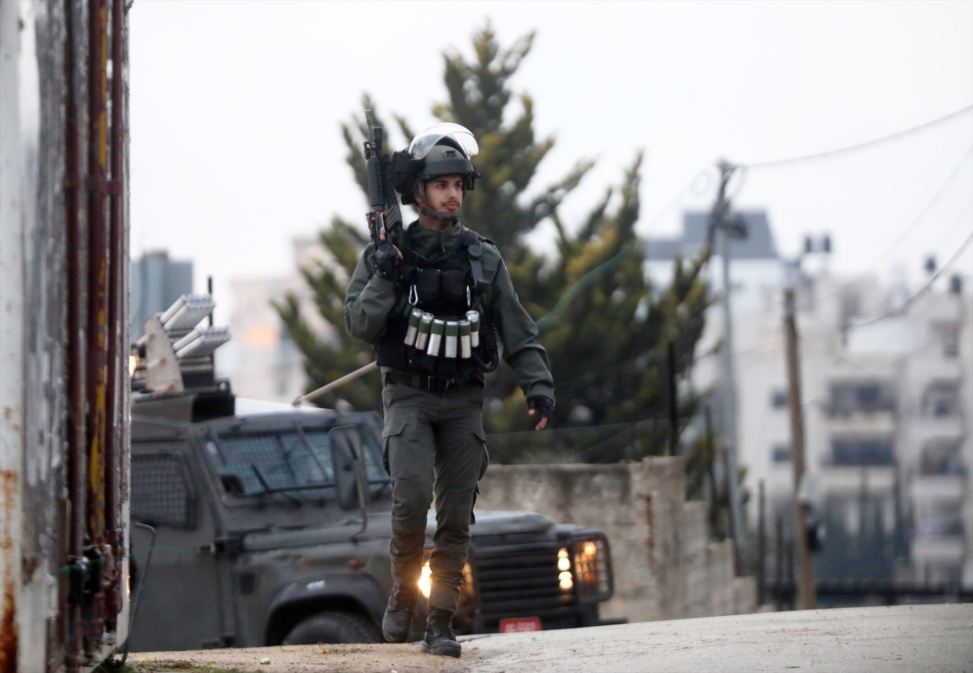 Un oficial de la policía fronteriza israelí camina cerca de la casa de un palestino que llevó a cabo un ataque con disparos en el asentamiento judío de Kiryat Arba. Foto: Mamoun Wazwaz / APA Images via ZUM / DPA