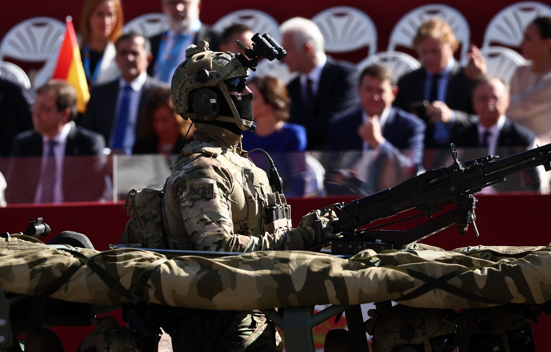 Un militar en un tanque del Ejército de Tierra durante el acto solemne de homenaje a la bandera nacional y desfile militar en el Día de la Hispanidad, a 12 de octubre de 2022, en Madrid (España). Foto: Eduardo Parra / Europa Press