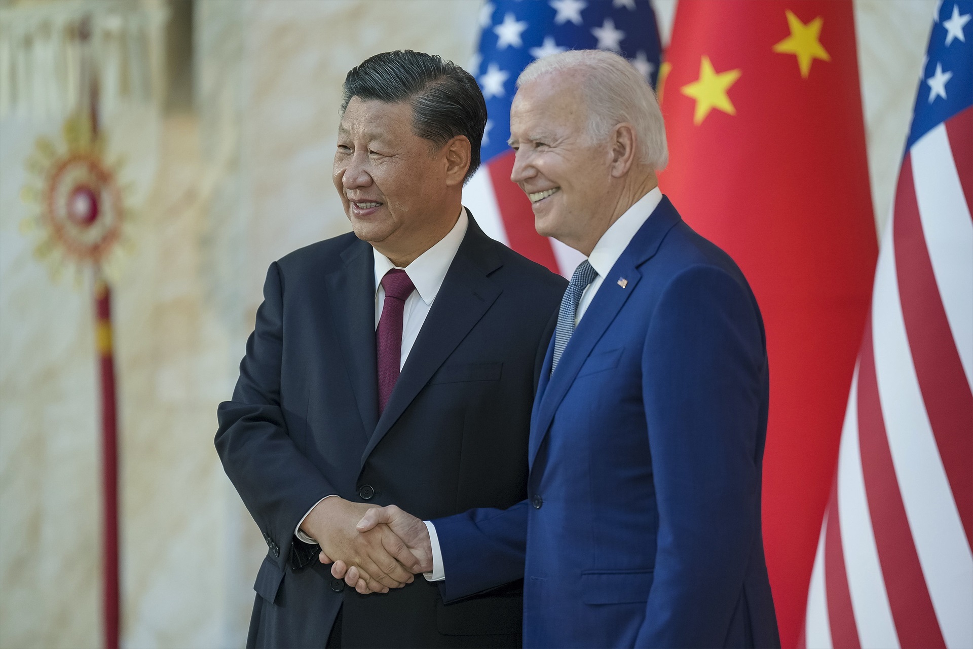 El presidente de EE. UU., Joe Biden, le da la mano al presidente chino, Xi Jinping, antes de su reunión bilateral cara a cara al margen de la Cumbre del G20, a 14 de noviembre de 2022, en Nusa Dua (Indonesia). Foto: Adam Schultz / White House / Planet / DPA