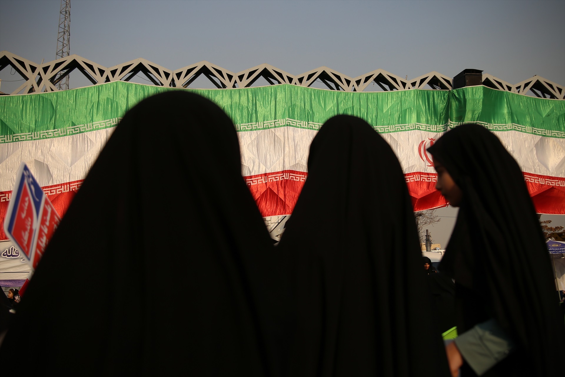 Las mujeres se paran frente a la bandera iraní durante un mitin en la plaza Imam Hossein en el centro de Teherán para conmemorar el aniversario de Dey 9 Epic, a 29 de diciembre de 2022, en Teherán (Irán). Foto: Rouzbeh Fouladi / ZUMA Press Wire / DPA