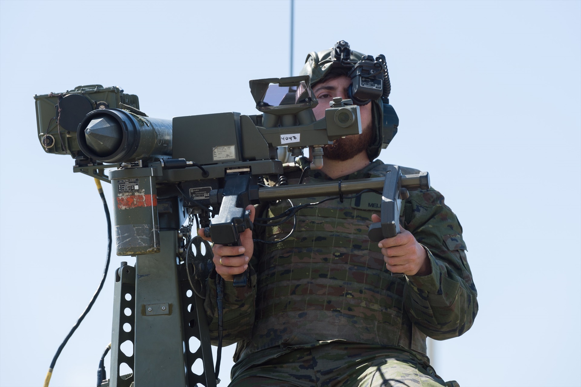 Un soldado maneja un misil antiaéreo Misrral, tierra-aire, durante el ejercicio 'Eagle Eye' 2023, a 22 de marzo de 2023, en Ibiza, Islas Baleares (España). Foto: Germán Lama / Europa Press