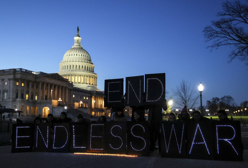 Activistas durante una protesta frente al Capitolio de EEUU, en Wasginfton, por el 20 aniversario de la invasión de Irak. - AFP / Jemal Countess.