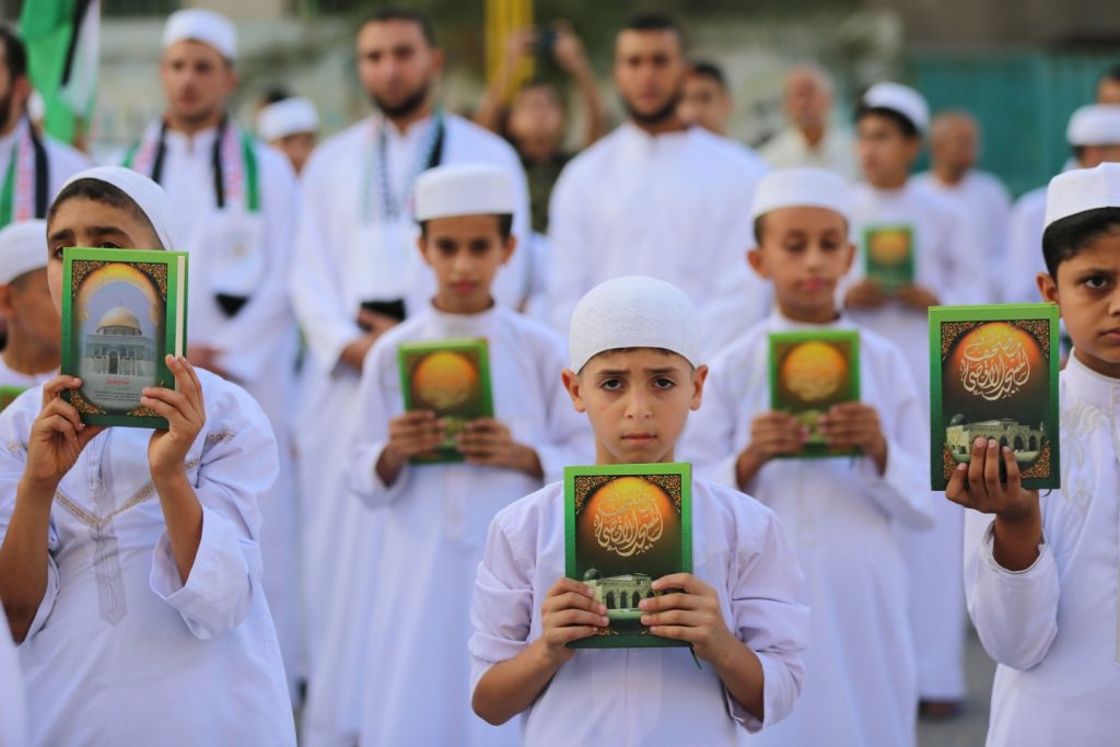 Los niños participan en una marcha en el campo de refugiados de Al Buraj en el centro de Gaza para 400 niños palestinos que han terminado de memorizar el Corán, el libro sagrado del Islam, a 8 de octubre de 2021.- Mahmoud Khattab / Europa Press