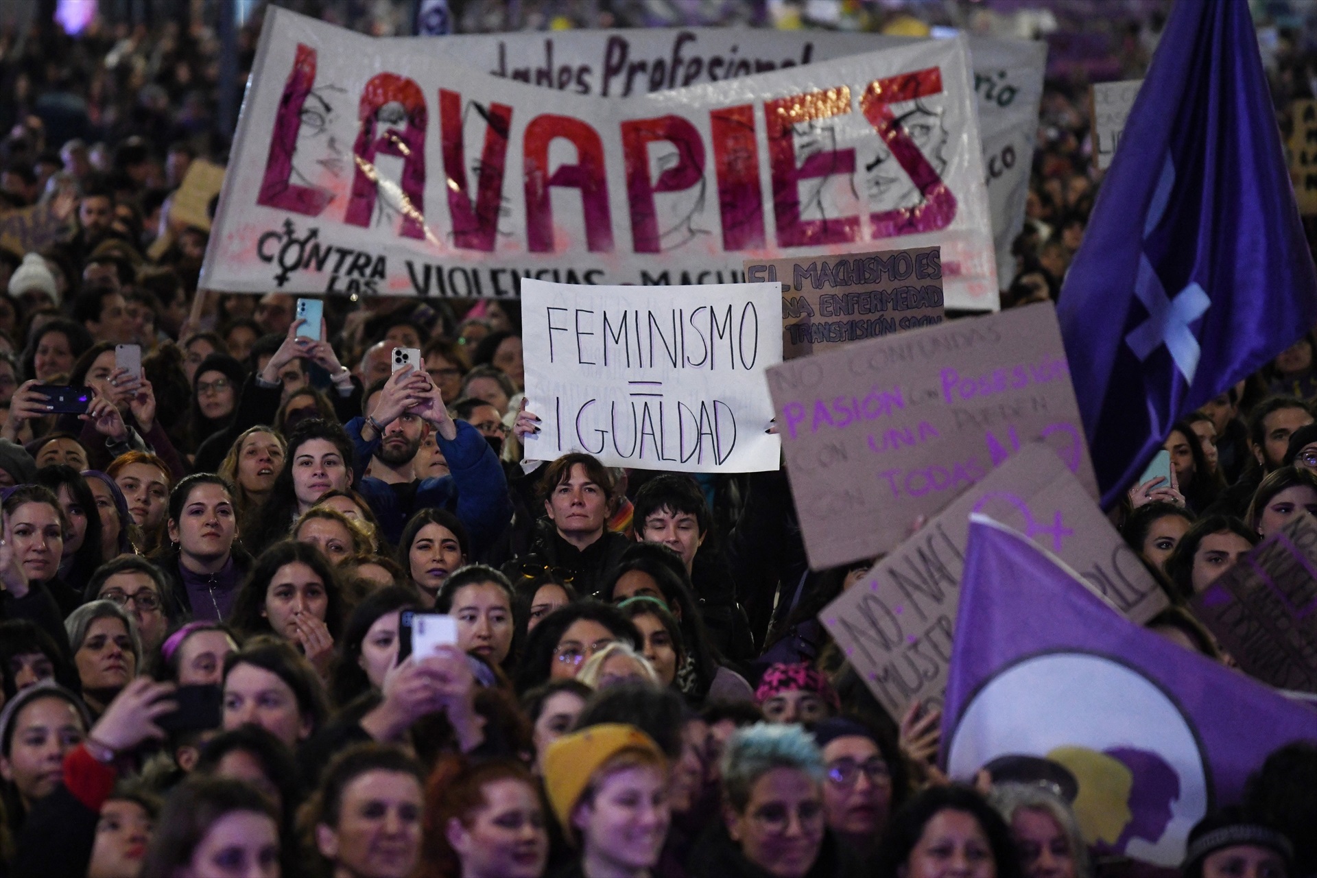 Miles de mujeres durante una manifestación convocada por la Comisión 8M, por el 8M, Día Internacional de la Mujer, a 8 de marzo de marzo de 2023, en Madrid (España). Foto: Fernando Sánchez / Europa Press