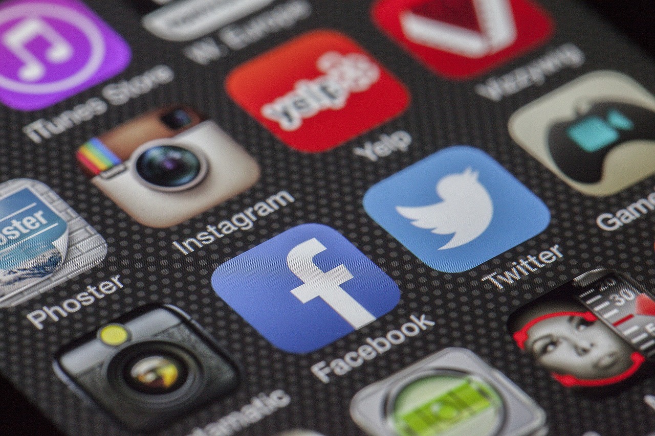 Imagen de un teléfono móvil que muestra diferentes redes sociales entre las que destacan Twitter, Facebook e Instagram. Foto: Thomas Ulrich / Pixabay
