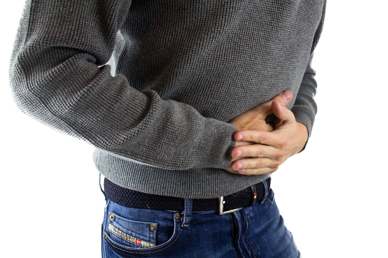 Imagen de un hombre que se toca el estómago por un dolor abdominal. Foto: Darko Djurin / Pixabay