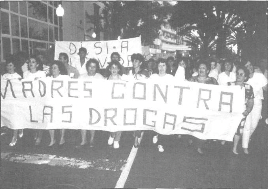 A pesar de que las más mediáticas fueron las madres contra la droga gallegas, se organizaron a lo largo de todo el Estado español. En la imagen, una manifiestación de las madres contra la droga de Lanzarote en 1991./ La Voz de Lanzarote