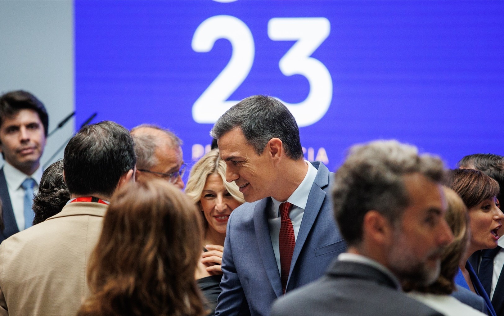 El presidente del Gobierno, Pedro Sánchez, saluda tras la presentación de las prioridades de la Presidencia española del Consejo de la UE, en el Palacio de la Moncloa, a 15 de junio de 2023, en Madrid (España). -ALEJANDRO MARTÍNEZ VÉLEZ / Europa Press
