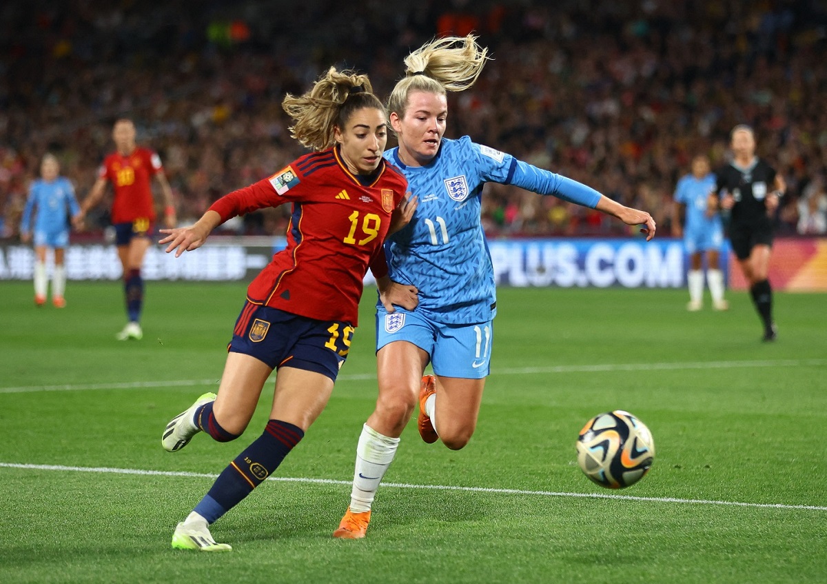 La futbolista de la selección española femenina Olga Carmona disputa un balón con la jugadora de la selecciíon inglesa Lauren Hemp en la final de la Copa del Mundo, en Sidney. REUTERS/Carl Recine