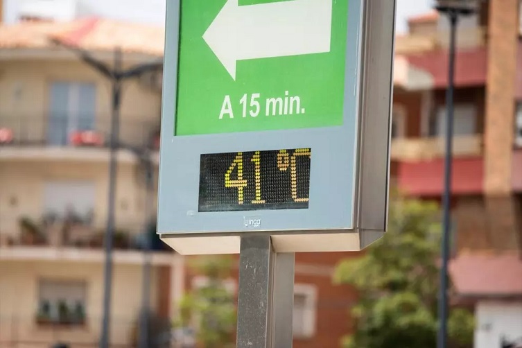 Un termómetro situado en el cruce de la Calle Hellín con la Avenida de España marca 41º C, a 11 de julio de 2023, en Albacete, Castilla-La Mancha. — Víctor Fernández / Europa Press
