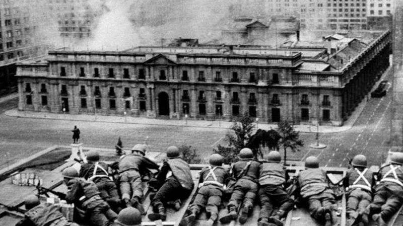 La sede del presidente chileno Salvador Allende La Moneda ardiendo tras el bombardeo liderado por Pinochet el 11 de septiembre de 1973. / Imagen de archivo