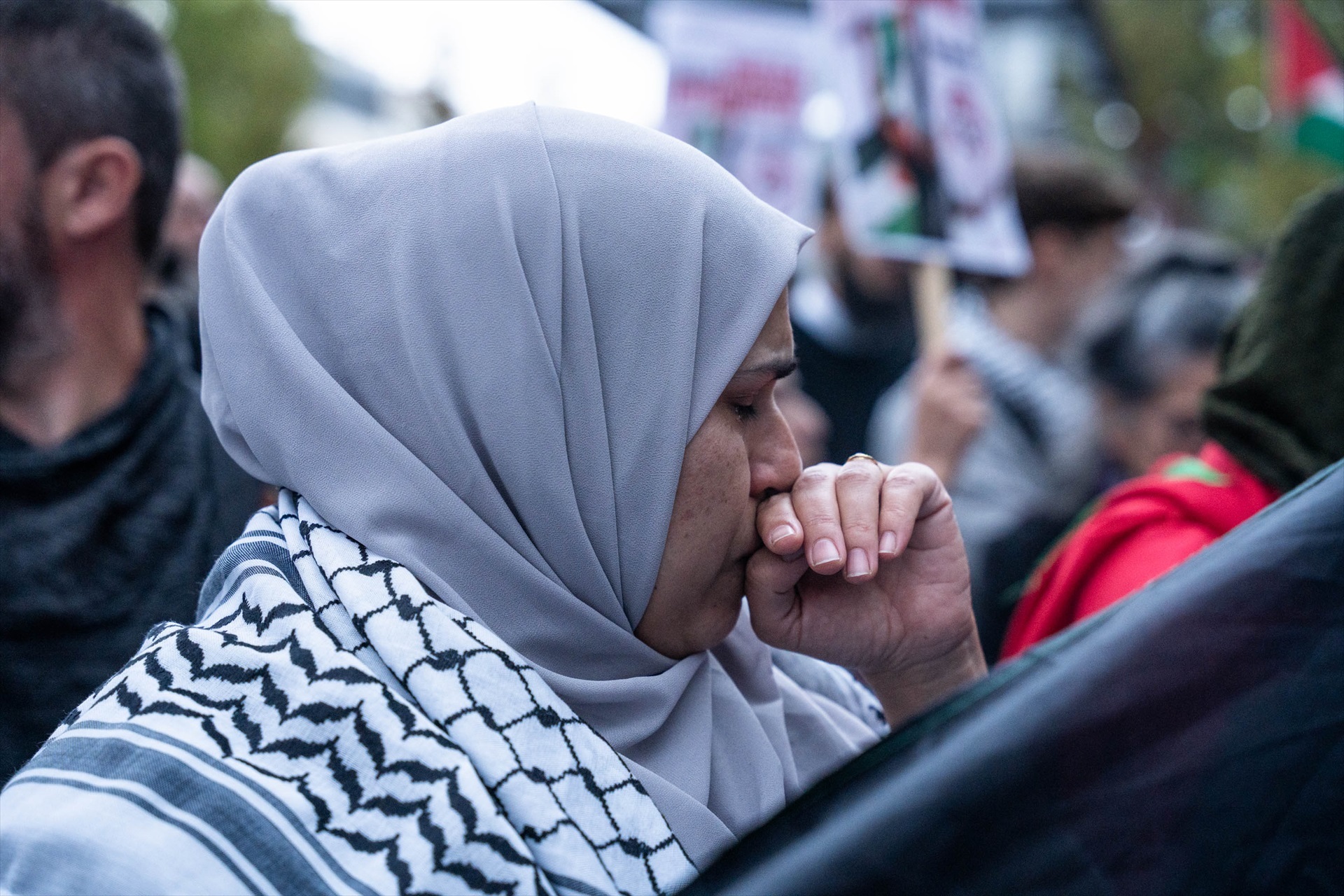 Una mujer llora durante una concentración por los últimos acontecimientos en Gaza, frente a la embajada Israelí, a 18 de octubre de 2023, en Madrid. Matias Chiofalo / Europa Press.