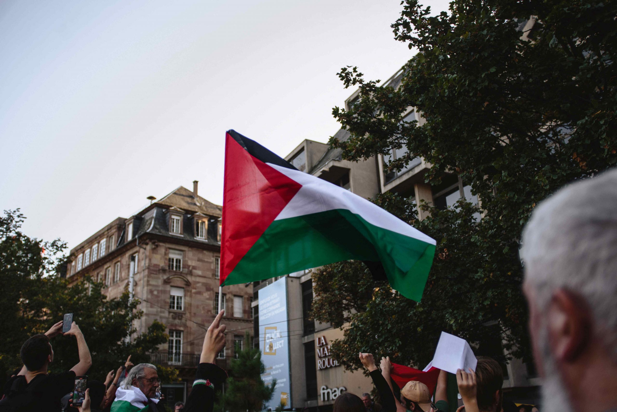 Una bandera de Palestina en una manifestación por su liberación, en Estrasburgo, Francia, a 13/10/2023. Mathilde Cybulski / Hans Lucas / AFP.
