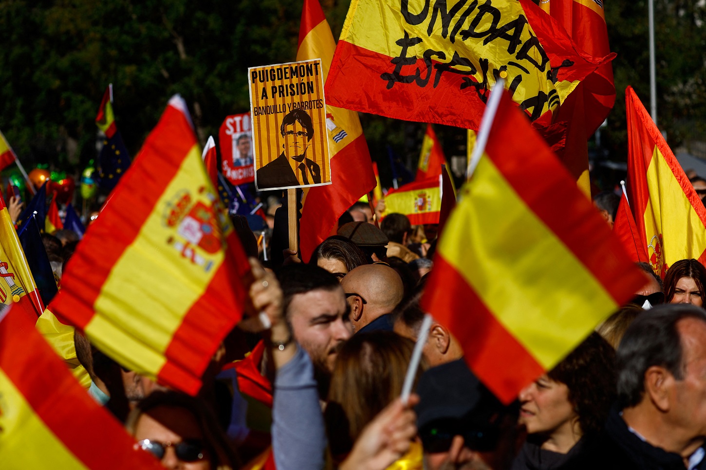Imagen de la manifestación contra la amnistía convocada por el PP en la madrileña Plaza de la Cibeles. REUTERS/Susana Vera