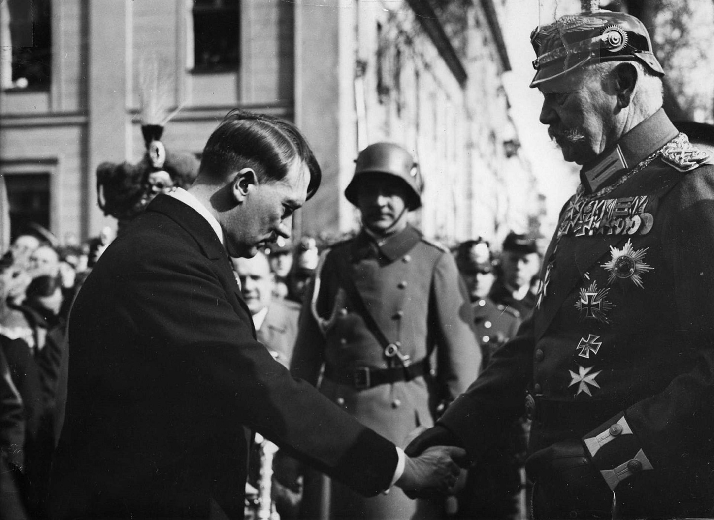 Hitler y Paul von Hindenburg en el Día de Potsdam, 21 de marzo de 1933. WIKIPEDIA