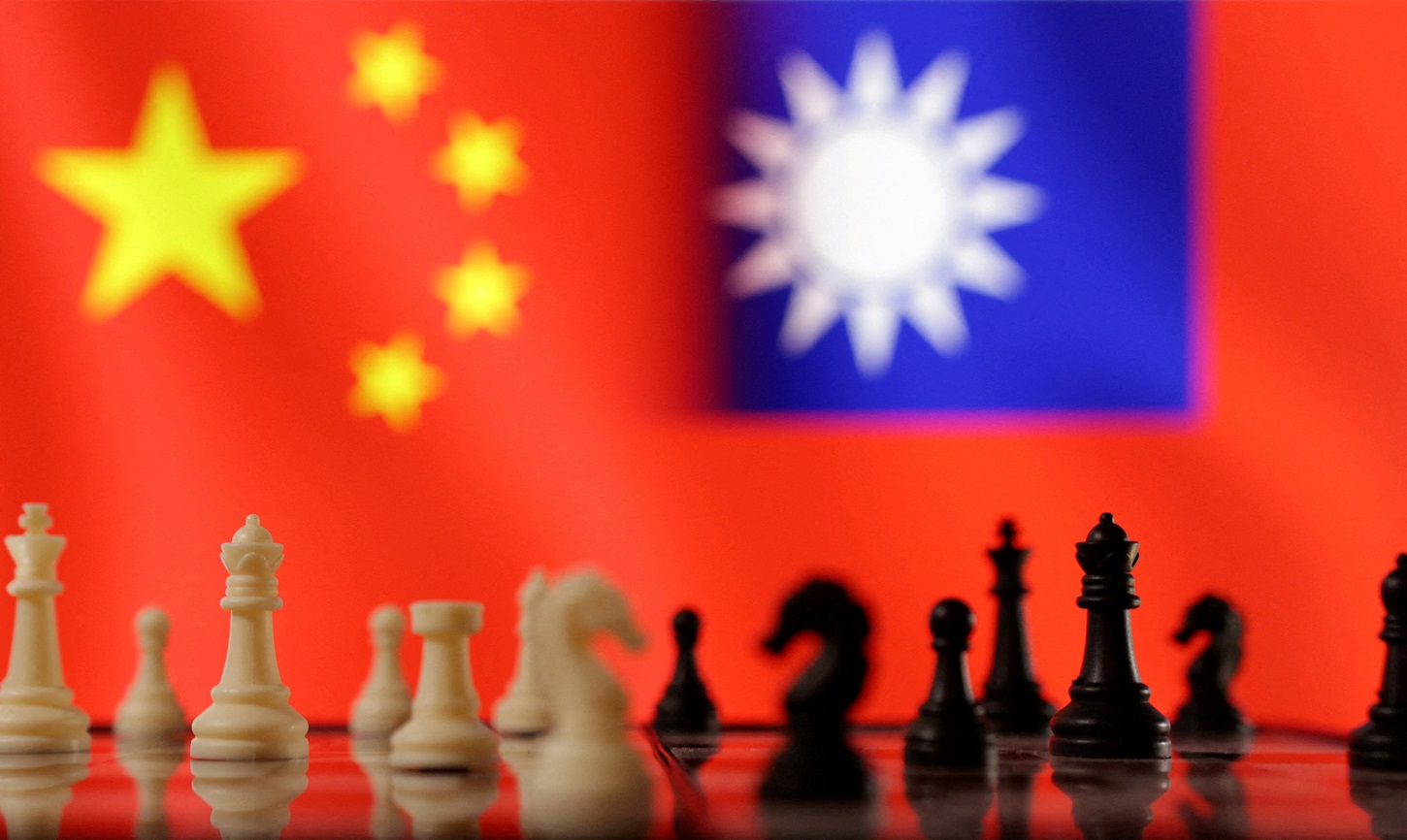 Una ilustración que muestra unas figuras de ajedrez frente a las banderas de China y de Taiwán. REUTERS/Dado Ruvic/Illustration