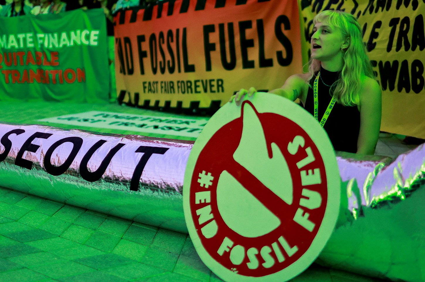 Un activista medioambiental durante una protesta en la Conferencia de las Naciones Unidas sobre el Cambio Climático COP28 en Dubai (Emiratos Árabes Unidos). REUTERS/Thaier Al-Sudani