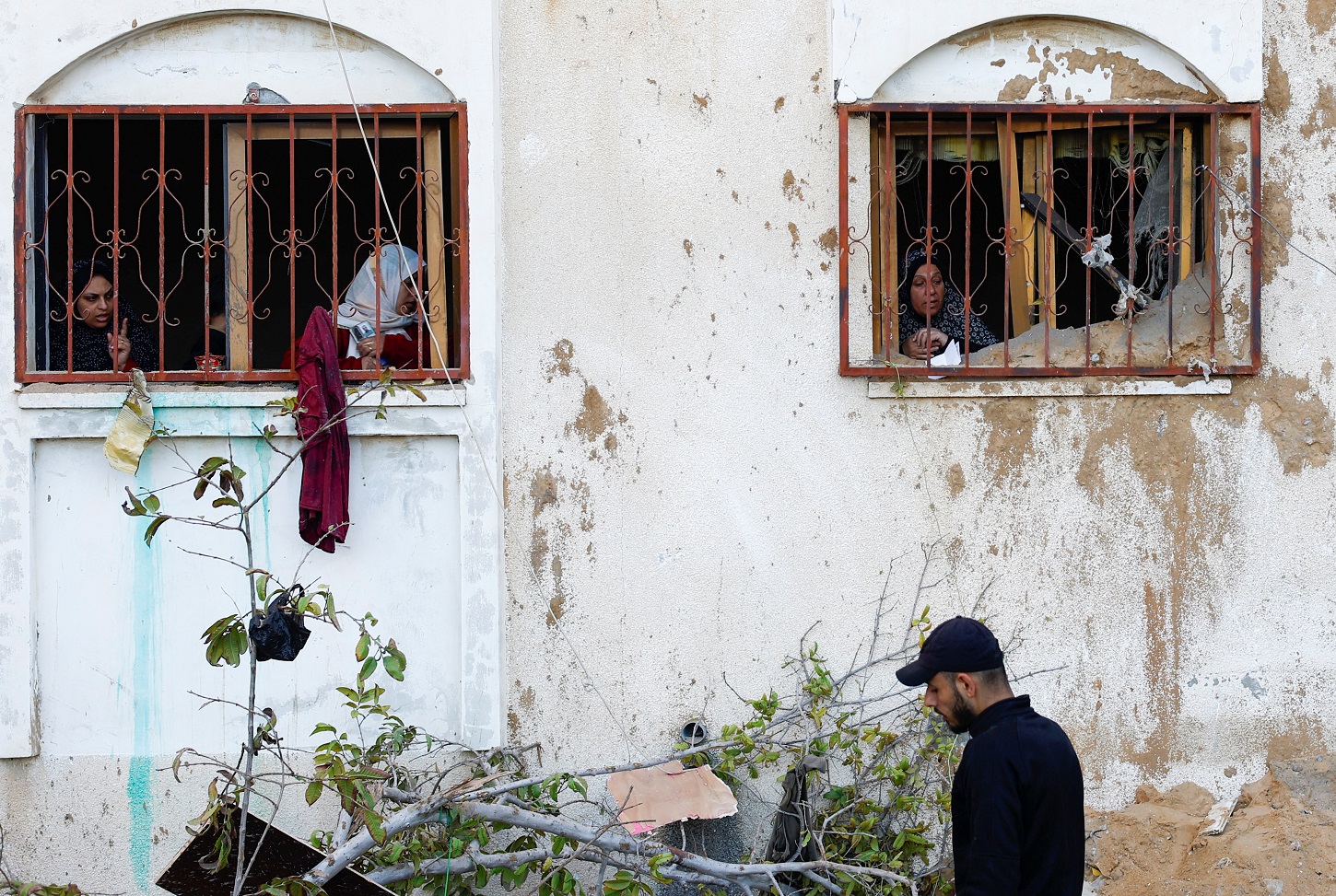 Varias mujeres palestinas miran desde una casa dañada en un bombardeo israelí, en Rafah, en el sur de la Franja de Gaza. REUTERS/Mohammed Salem