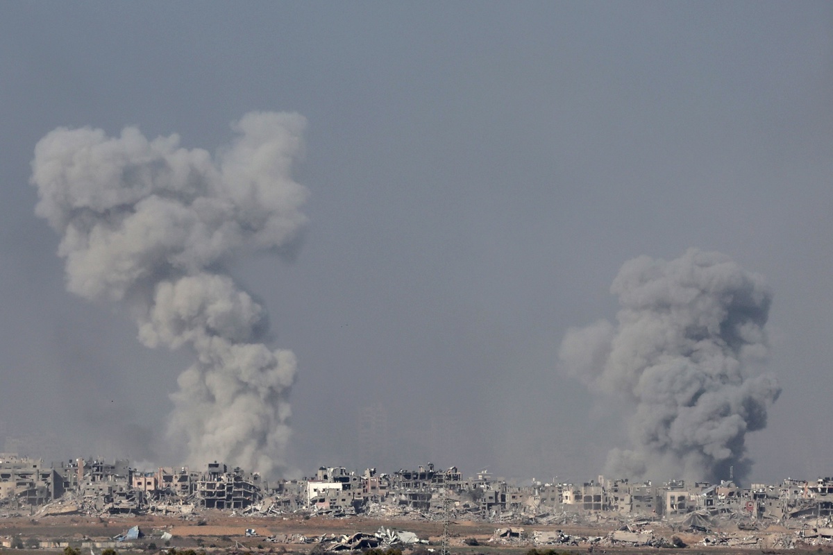 Columnas de humo en Gaza tras el impacto de los misiles israelís - EFE/EPA/ABIR SULTAN