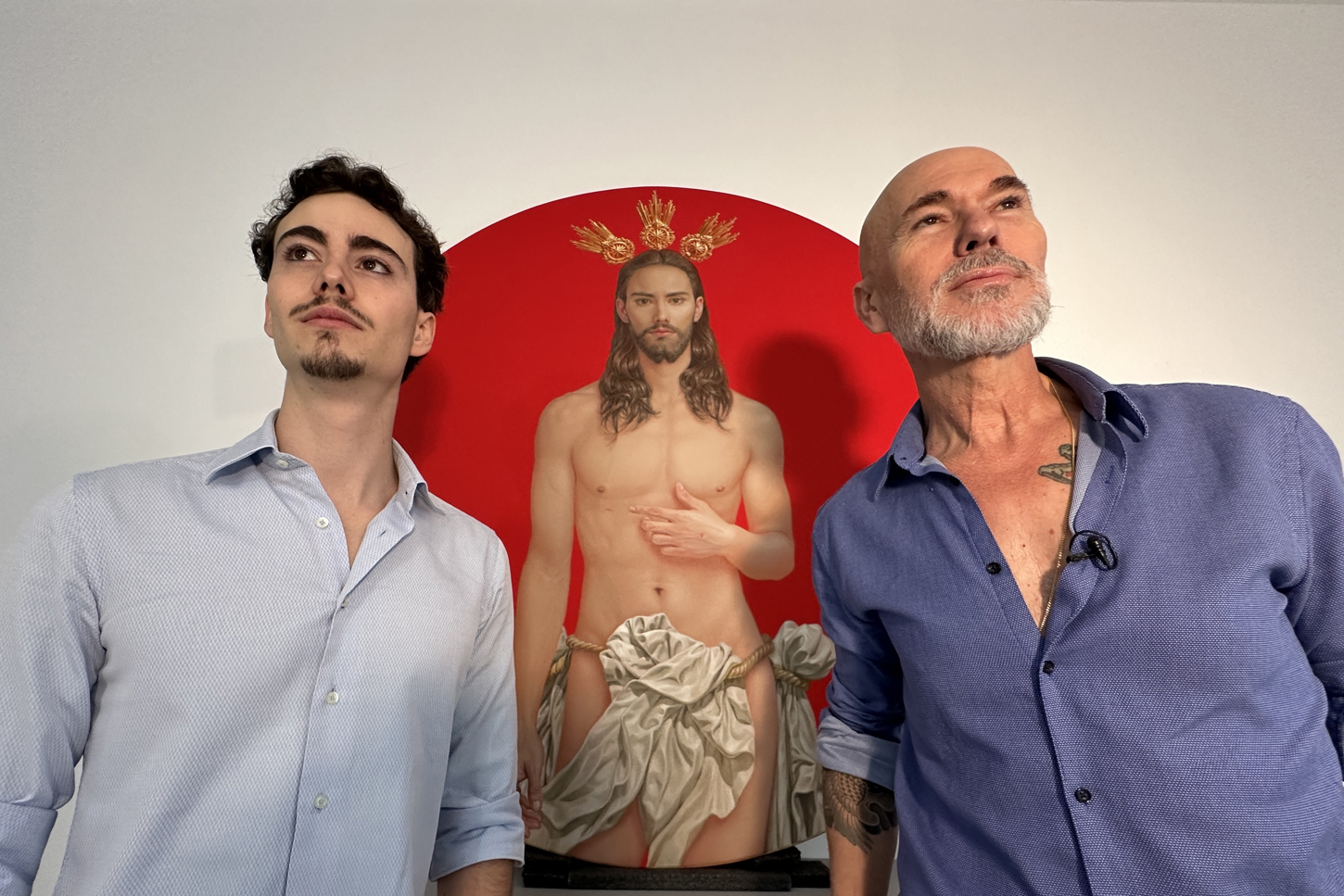 Salustiano García (d), que, con su hijo Horacio (i) como modelo, se ha hecho viral en redes sociales con su cartel de Jesús.- EFE/ David Arjona