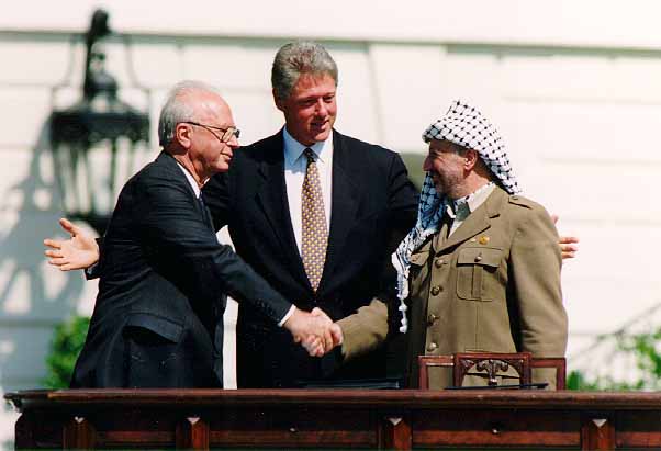 Reunión en la Casa Blanca entre el primer ministro israelí (i) Isaac Rabin y el líder de la OLP Yasir Arafat (d) junto a Bill Clinton (c) en 1993.- La Casa Blanca