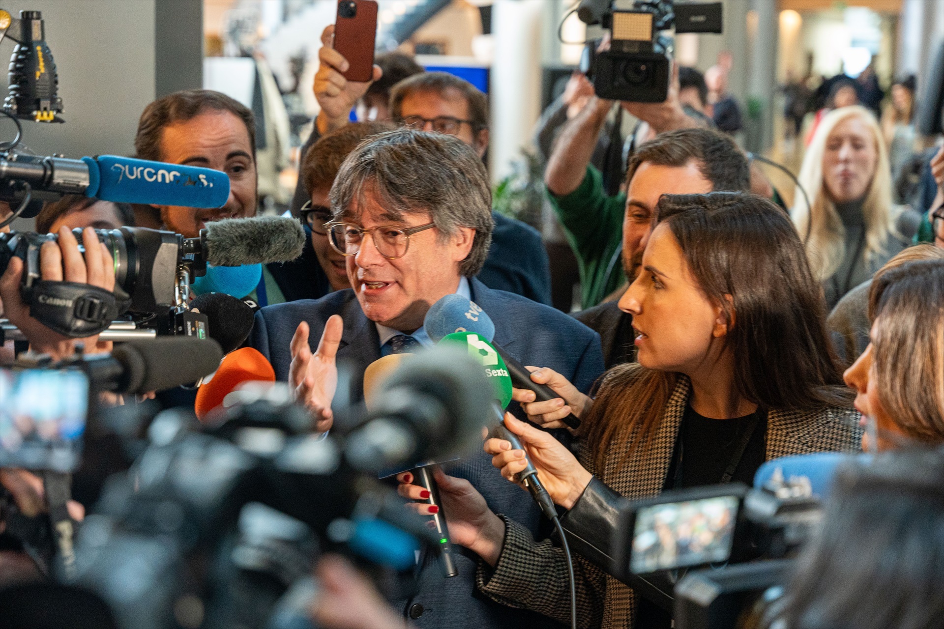 El expresidente de la Generalitat Carles Puigdemont atiende a medios a su llegada al Parlamento Europeo, a 13 de diciembre de 2023, en Estrasburgo (Francia).- Álex Flores / Europa Press