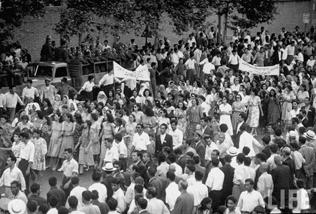 Manifestación de mujeres y hombres iraníes en contra de British Oil Company y en favor de la nacionalización de petróleo, 1951
