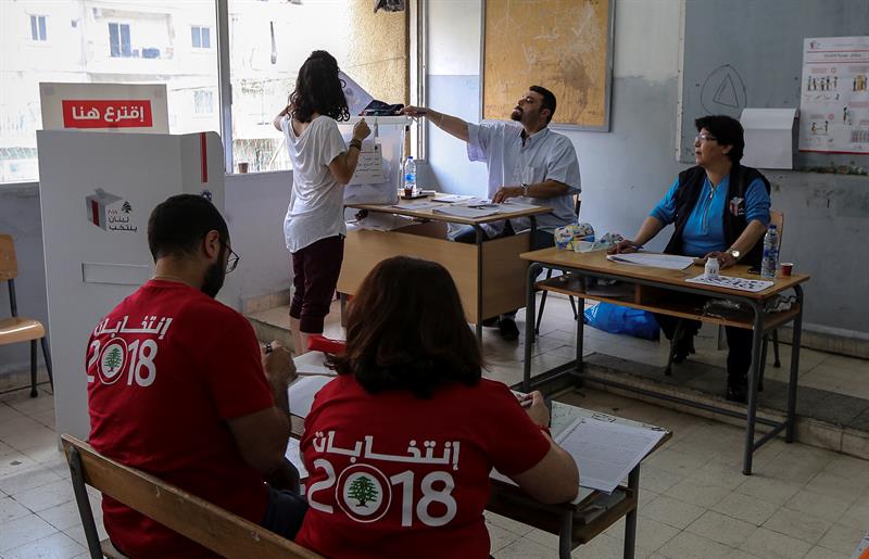 Una mujer libanesa deposita su voto en un colegio electoral al sur de Beirut. EFE/EPA/NABIL MOUNZER