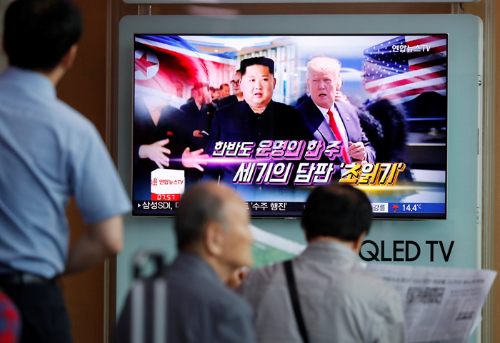 Varias personas miran en Seúl un programa de televisión que informa sobre la cumbre entre EEUU y Corea del Norte. REUTERS / Kim Hong-Ji