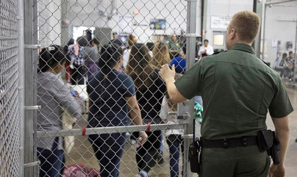 ¿Por qué Trump prefiere encarcelar a los migrantes en vez de deportarlos?