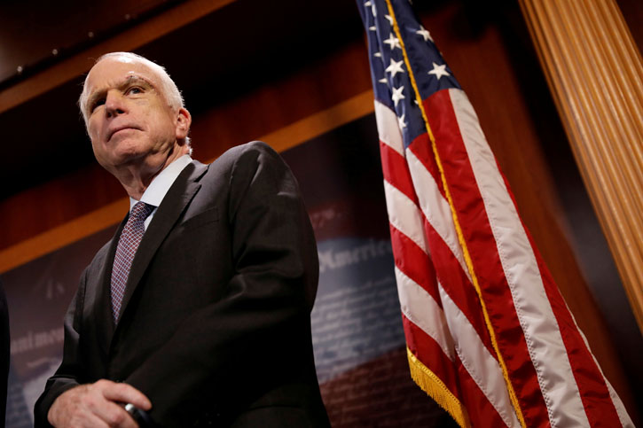 El fallecido senador republicado John McCain, en una rueda de prensa en el Capitolio, en Washington, en julio de 2017. REUTERS/Aaron P. Bernstein