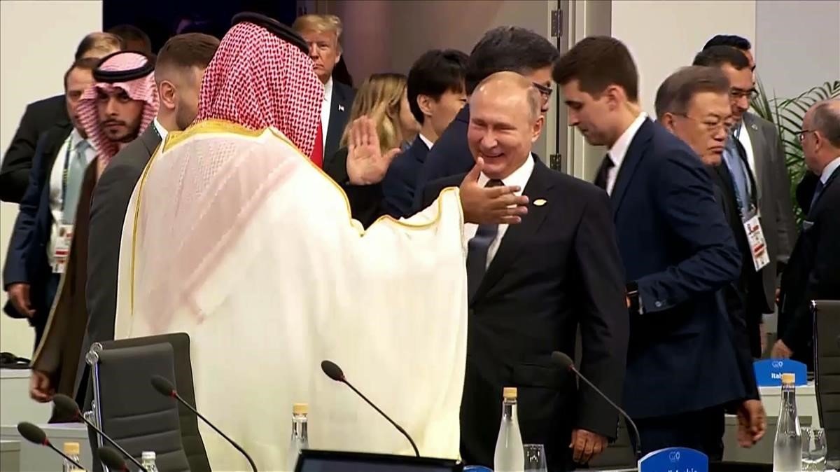 Vladimir Putin y Mohammed Bin Salmán se chocan las manos en la cumbre del G-20. / AFP