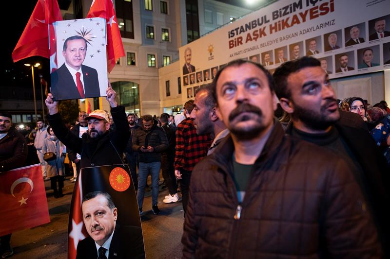Seguidores del partido Justicia y Desarrollo (AKP), del presidente turco Recep Tayyeb Erdogan, siguen los resultados de las elecciones locales en Turquía. EFE