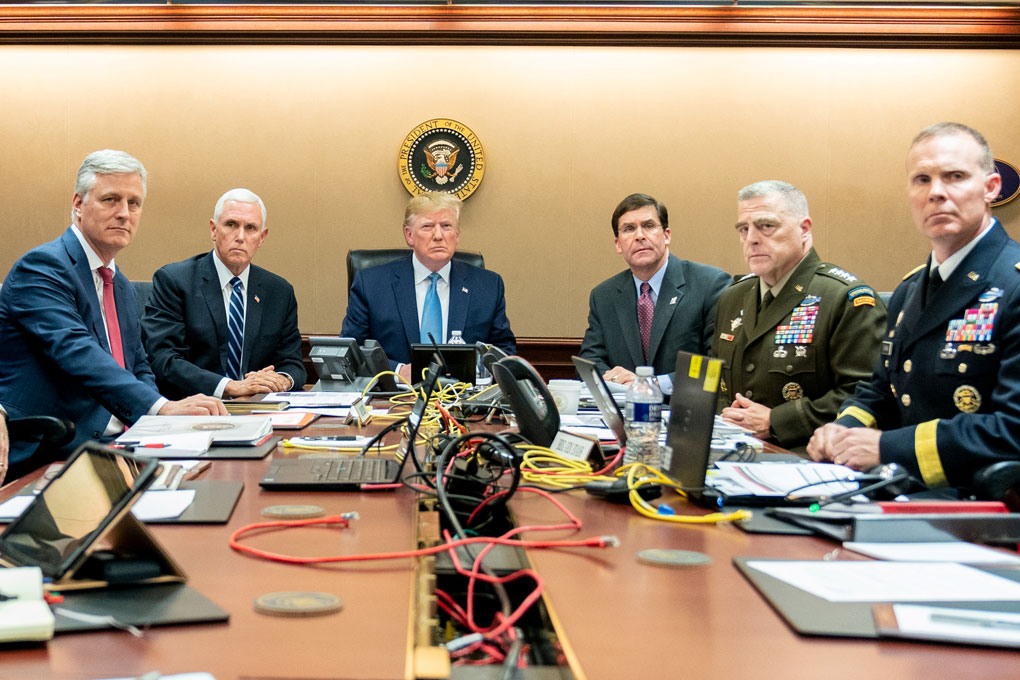 Foto facilitada por la Casa Blanca del presidente de los Estados Unidos, Donald Trump, el vicepresidente de los Estados Unidos, Mike Pence (2i), el secretario de Defensa de los Estados Unidos, Mark Esper (3d), junto con los miembros del equipo de seguridad nacional, observan la operación de fuerzas de especiales contra el líder del ISIS Abu Bakr al- Baghdadi. REUTERS