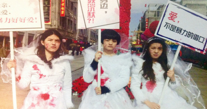 Protesta en Beijing denunciando la violencia que sufren en el hogar las mujeres chinas.