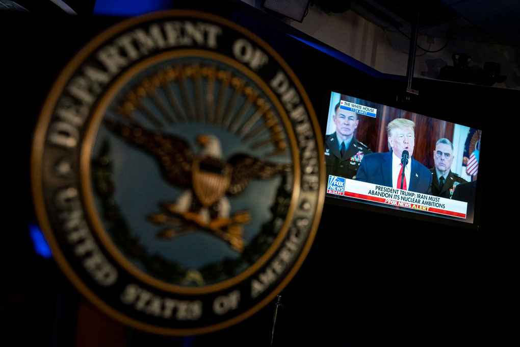 Un televisor en la sala de prensa del Departamento de Defensa de EEUU emite una declaración del presidente Donald Trump sobre Irán. REUTERS / Al Drago