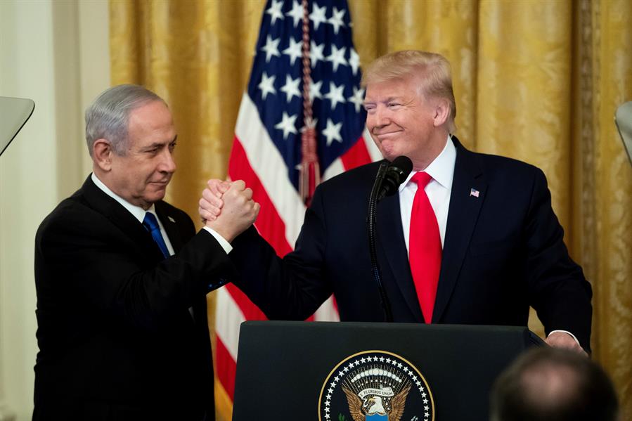 El presidente estadounidense, Donald Trump, con el primer ministro israelÃ­ en funciones, Benjamin Netanyahu, en la Casa Blanca, en Washington, (Estados Unidos). EFE/ Michael Reynolds