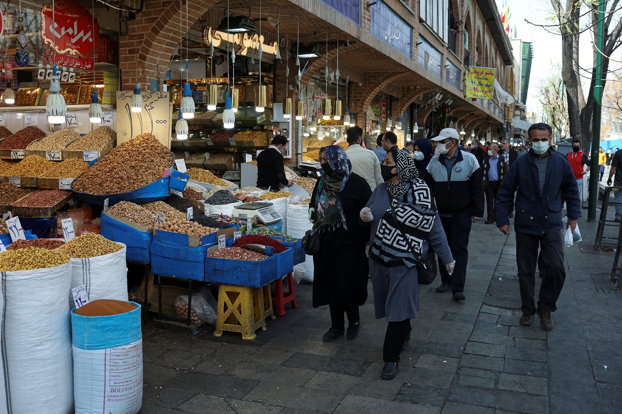 Personas con mascarilla, en el Gran Bazar de Teherán (Irán). WANA/REUTERS/Ali Khara