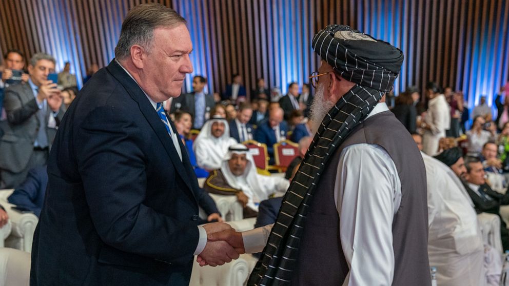 El secretario de Estado Mike Pompeo saluda al negociador talibán Mohammad Abbas Stanikzai en Doha, Qatar, 29 de febrero de 2020.