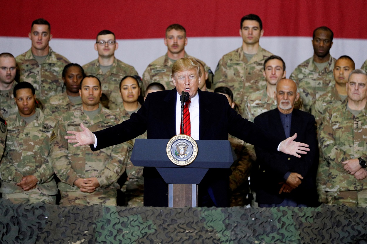 El presidente de EEUU, Donald Trump, dirige unas palabras a las tropas estadounidenses, con el presidente afgano Ashraf Ghani de pie detrás de él, durante una visita a la base aérea de Bagram, Afganistán. REUTERS/Tom Brenner