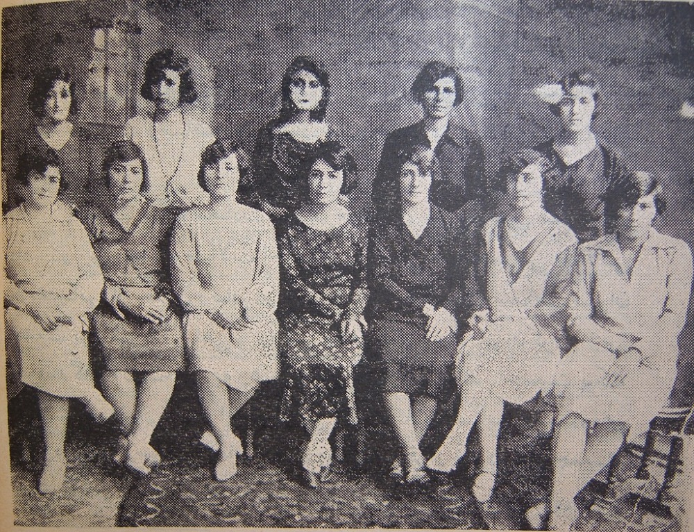 Dirigentes de la izquierdista Asociación de Mujeres Patrióticas, Teherán, 1922-1932. La mujer en el extremo izquierdo es Fakhrafagh Parsa, la madre de Farrokhroo Parsa.