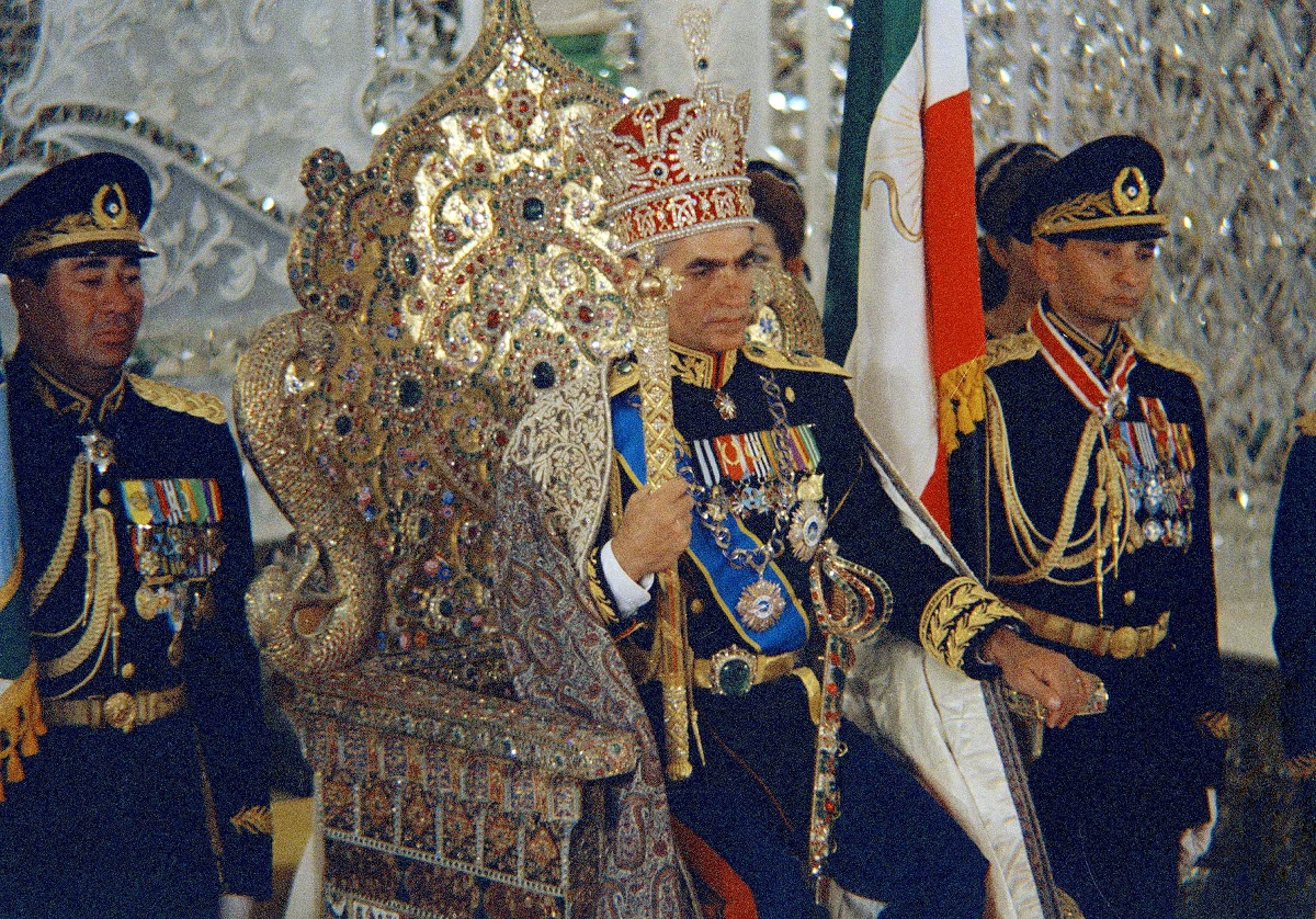 Fotografía de de octubre de 1967, del Shah Mohammad Reza Pahlavi en el Trono del Pavo Real en Teherán, Irán,