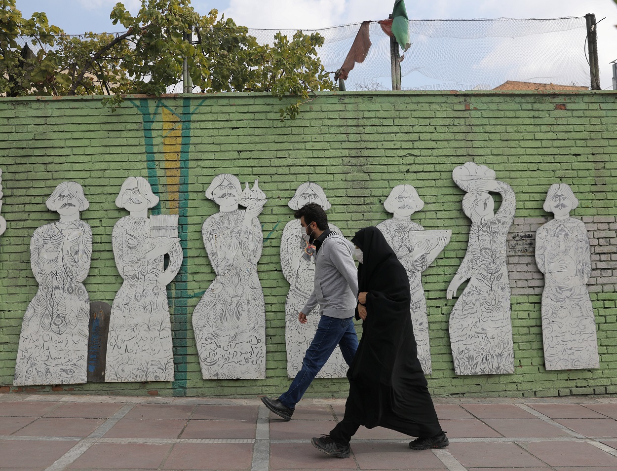 Una pareja pasando por las calles de Teheran (Irán). REUTES/Majid Asgaripour/West Asia News Agency