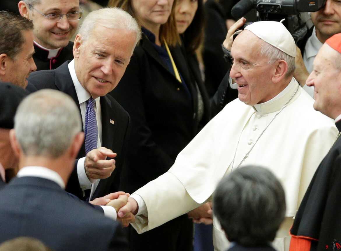 El entonces vicepresidente de EEUU Joe Biden saluda al Papa Francisco en una visita al Vaticano en abril de 206. REUTERS
